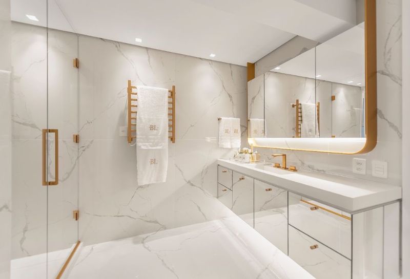 banheiro planejado espelho com moldura dourados