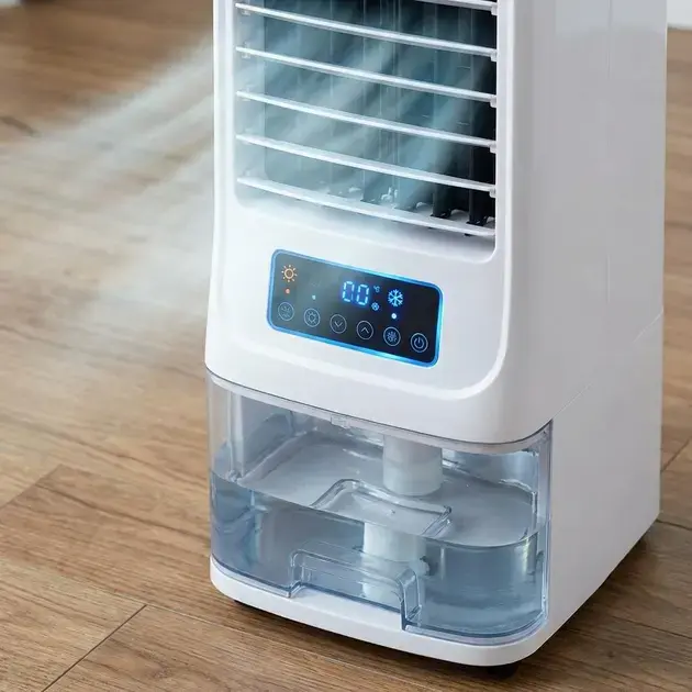 Climatizador de ar ligado em ambiente pequeno ajudando no conforto térmico