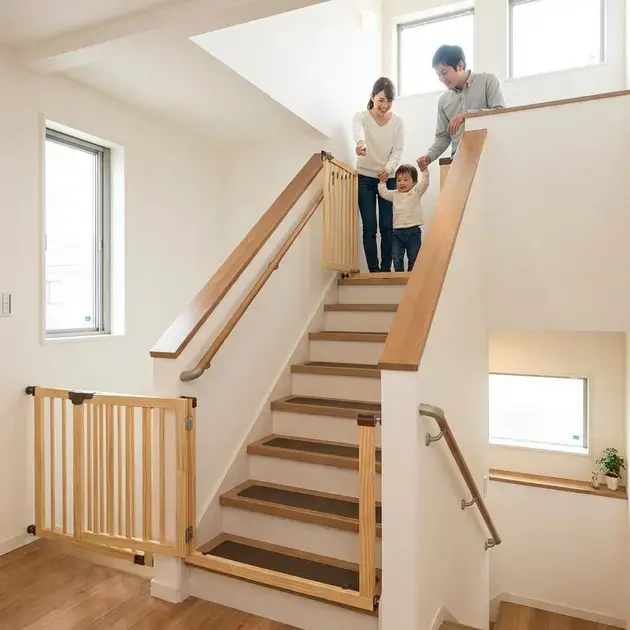 Escada com portão de proteção e corrimão em casa planejada como ambiente seguro para crianças em casa