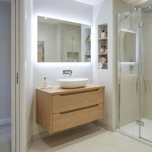 Banheiros pequenos com móveis sob medida planejados para organização e estilo