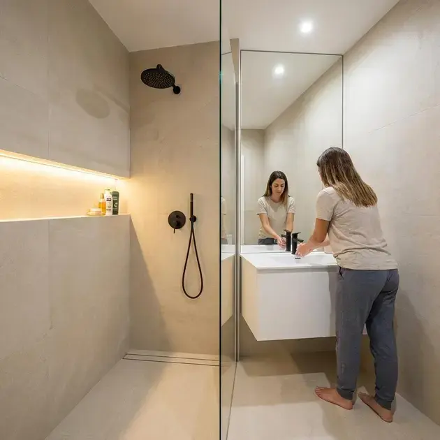 Banheiros compactos com decoração moderna em tons claros, box de vidro e sensação de amplitude